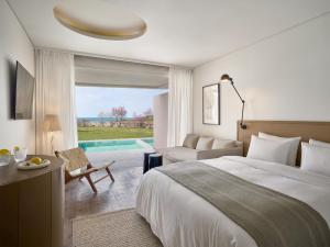 Кровать или кровати в номере Grecotel Astir Palace