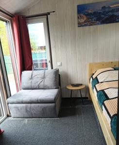 een kamer met een bank, een bed en een tafel bij Gästehaus "Säntis" in Carnikava +28 foto's