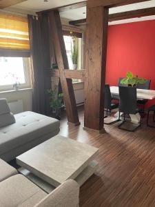 a living room with a couch and a table at Altstadtferienwohnung Einbeck in Einbeck