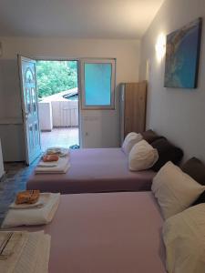 Un dormitorio con dos camas con toallas encima. en Apartments Masa, en Sutomore