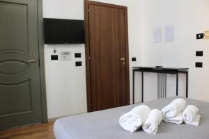 a room with a bed with white towels on it at Rooms Piramide 1 in Rome
