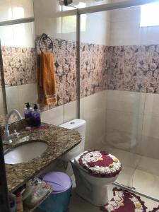 塞古罗港Casa Vista Atlântica的浴室里有马桶、洗手池和淋浴。 更多4张照片