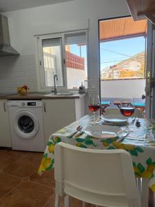 cocina con mesa y 2 copas de vino en Paraiso de Anaga, en Santa Cruz de Tenerife