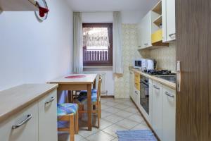 モエナにあるCasa March 1の白いキャビネット、テーブル、テーブルが備わるキッチン +15枚の写真