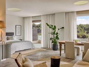 Кровать или кровати в номере Grecotel Astir Palace