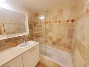 une salle de bain avec lavabo et douche dans l'établissement Le Sarment Cottage - F3 Luxury with Pool, à La Croix-Valmer