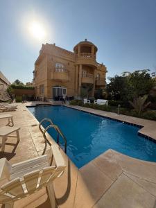 ein Swimmingpool vor einem Haus in der Unterkunft فيلا فندقيه مع حمام سباحه وحديقه 0306-888-0106 in Kairo