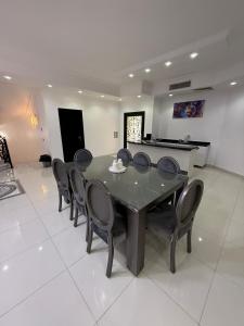 ein Esszimmer mit Tisch und Stühlen in der Unterkunft فيلا فندقيه مع حمام سباحه وحديقه 0306-888-0106 in Kairo + 12 Fotos