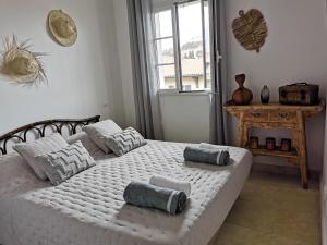 une chambre avec un grand lit avec des oreillers dessus dans l'établissement Le Sarment Cottage - F3 Luxury with Pool, à La Croix-Valmer