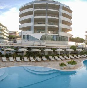 Kolam renang di atau dekat dengan Hotel Premier & Suites - Premier Resort