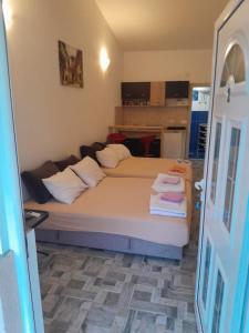 Un dormitorio con una cama grande con toallas. en Apartments Masa, en Sutomore