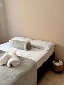 a bed with two towels on top of it at Apê 202 - Central, Garagem e Ar Cond - 2Q e 2B in Governador Valadares