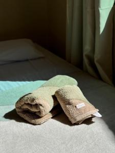 a pile of towels sitting on top of a bed at Apê 202 - Central, Garagem e Ar Cond - 2Q e 2B in Governador Valadares +15 photos