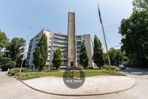 グルノーブルにあるLe Ferjus 2 - Parking privé - Centre Villeの時計塔が前に建つ建物