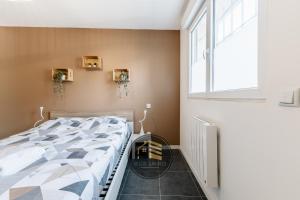 グルノーブルにあるLe Ferjus 2 - Parking privé - Centre Villeのベッドと大きな窓のある寝室