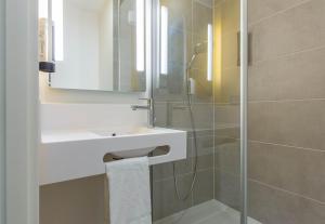 Koupelna v ubytování B&B HOTEL Orléans Saran + 35 fotografií
