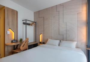 Postel nebo postele na pokoji v ubytování B&B HOTEL Orléans Saran