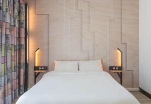 Postel nebo postele na pokoji v ubytování B&B HOTEL Orléans Saran