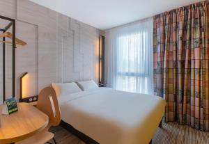 Postel nebo postele na pokoji v ubytování B&B HOTEL Orléans Saran