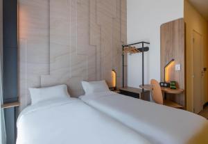 Postel nebo postele na pokoji v ubytování B&B HOTEL Orléans Saran