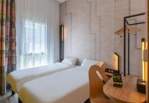 Postel nebo postele na pokoji v ubytování B&B HOTEL Orléans Saran