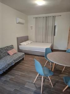 Postel nebo postele na pokoji v ubytování Studio Ioannas