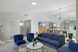 Χώρος καθιστικού στο Luxury Retreat in Carrollton - Pool Patio & More