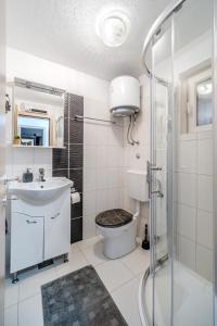 Ein Badezimmer in der Unterkunft Holiday Home Sarbunara