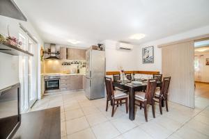 Küche/Küchenzeile in der Unterkunft Holiday Home Sarbunara