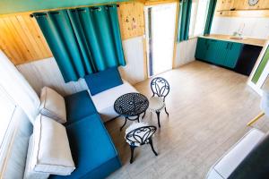 an overhead view of a living room with a couch and chairs at Къщата с рибките in Sinemorets