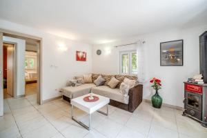 Ein Sitzbereich in der Unterkunft Holiday Home Sarbunara