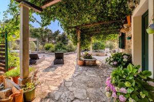 Ein Garten an der Unterkunft Holiday Home Sarbunara