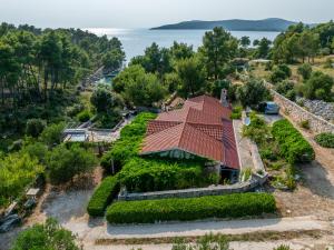 eine Luftansicht eines Hauses mit Garten in der Unterkunft Holiday Home Sarbunara in Milna
