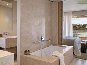Кровать или кровати в номере Grecotel Astir Palace