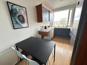 Köök või kööginurk majutusasutuses Cosy and family friendly apartment in Kópavogur - Birta Rentals +6 fotot