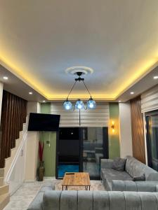 a living room with a couch and a table at Dubleks Özel Havuzlu Lüks Villa in Erdemli