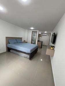a bedroom with a bed and a television in a room at Moderno Apartamento en el Norte de Cali in Cali +21 photos