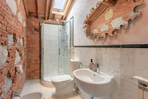 Ένα μπάνιο στο Borghetto Gaddini - Gli Americani Deluxe Apartment- Panoramic view and pool +19 φωτογραφίες