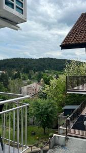Μπαλκόνι ή βεράντα στο Vrnjačka View apartments +42 φωτογραφίες
