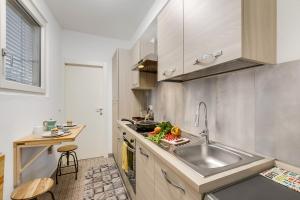 una cocina con fregadero y encimera en L' angolino di Cannobio - Happy Rentals, en Cannobio
