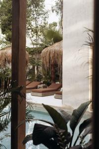 Um jardim no exterior de NABOA Hotel Tulum