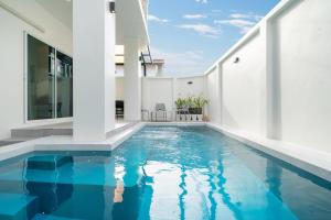 Πισίνα στο ή κοντά στο New 6 BDR patong pool villa by Mp property