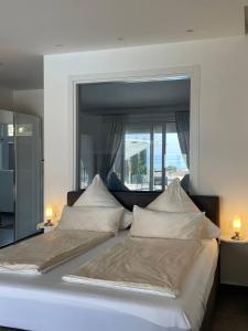 A bed or beds in a room at Villa La Perla Még 37 kép