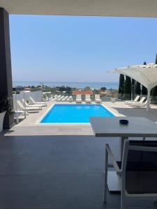 The swimming pool at or close to Villa La Perla