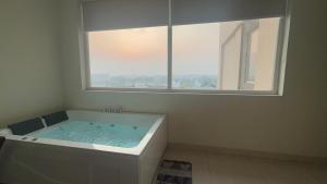 Φωτογραφία από το άλμπουμ του High Rise Lavish Room with Jacuzzi & Amazing View in zirkapur σε Zirakpur +12 φωτογραφίες