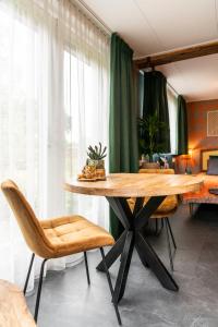 Posezení v ubytování B&B de Gouwe Tijd, suite "Gouden Ginkgo"