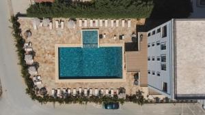 乌尔齐尼Hotel Umma的度假村游泳池的俯视图