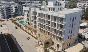 乌尔齐尼Hotel Umma的享有白色大建筑的空中景致