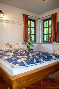a bedroom with a bed in a room at Bieszczadzkie Wytchnienie in Wetlina