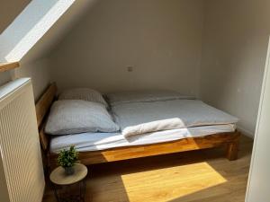 Ένα ή περισσότερα κρεβάτια σε δωμάτιο στο Maisonette Ferienwohnung, fußläufig zum Fleesensee mit eigenem Garten